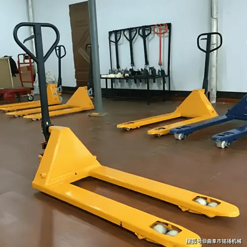 全电动搬运车与半电动地牛 仓库与工地装卸托盘车的选购与应用指南